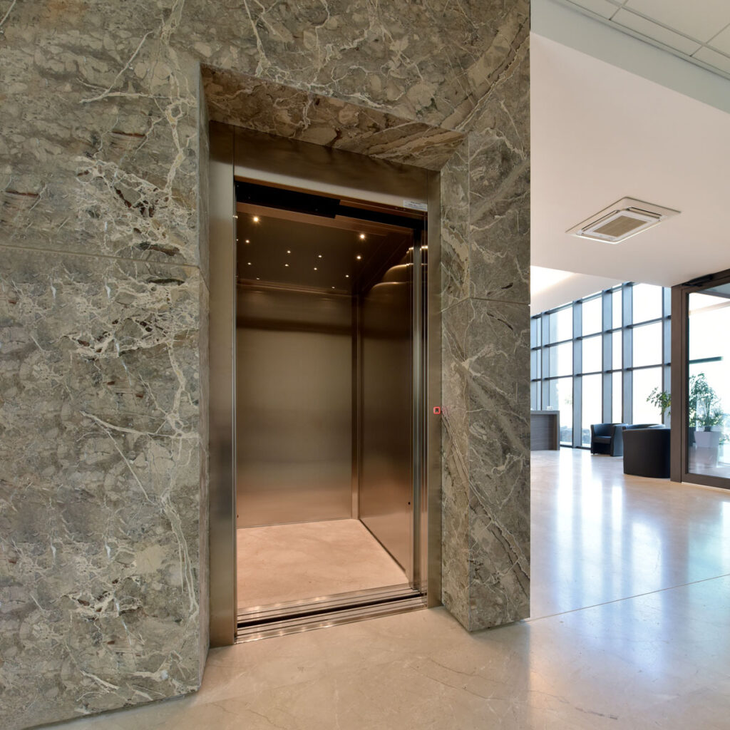Installazione piattaforme elevatrici elettriche personalizzate | Stevan Elevatori Installazione piattaforme elevatrici elettriche personalizzate | Stevan Elevatori